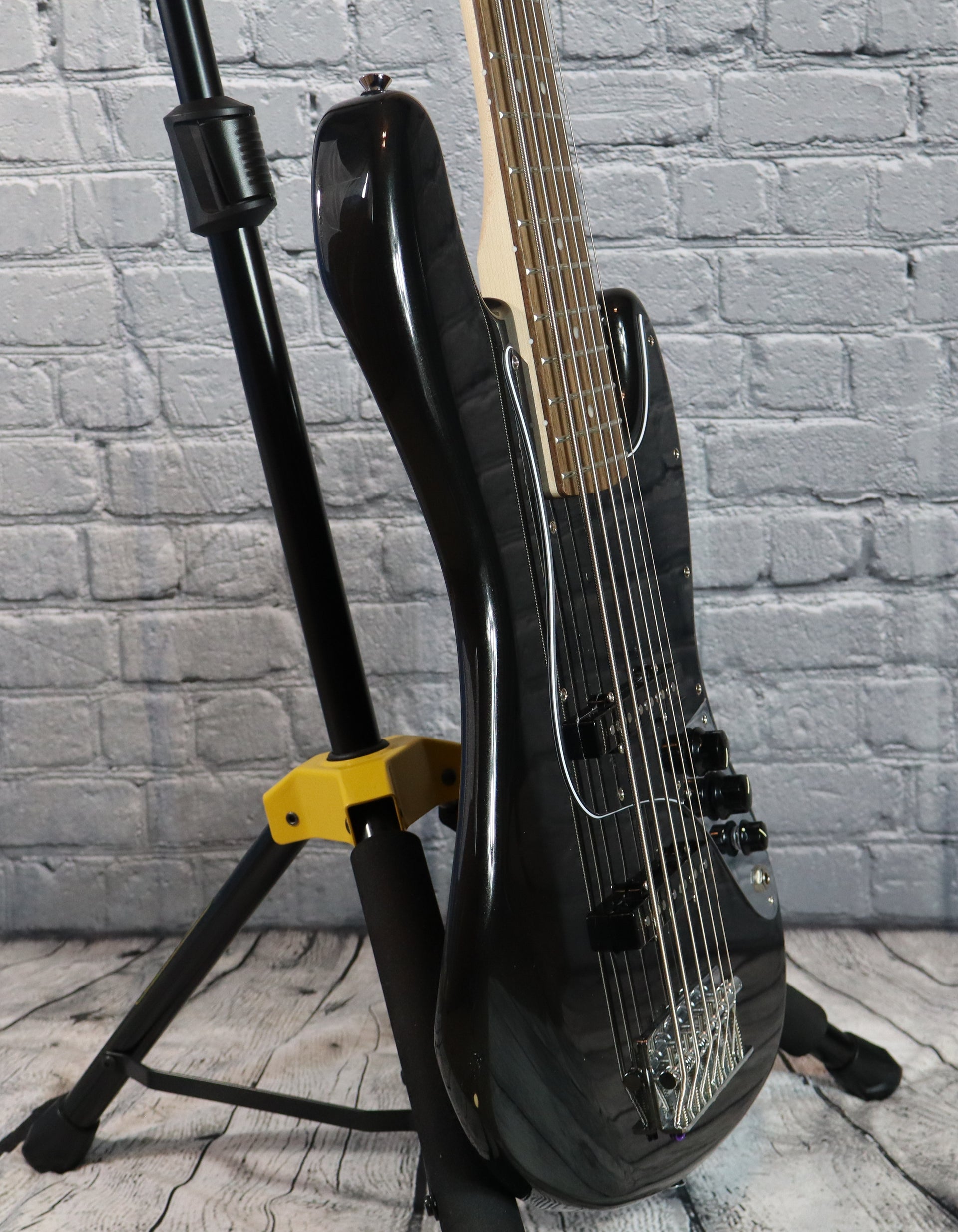 Squier Affinity Jazz Bass VI-Black Metallic