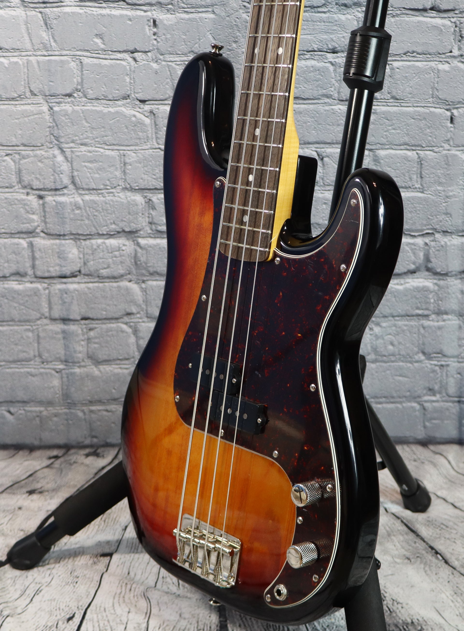 Squier Classic Vibe 60s Precision Bass-3 Tone Sunburst
