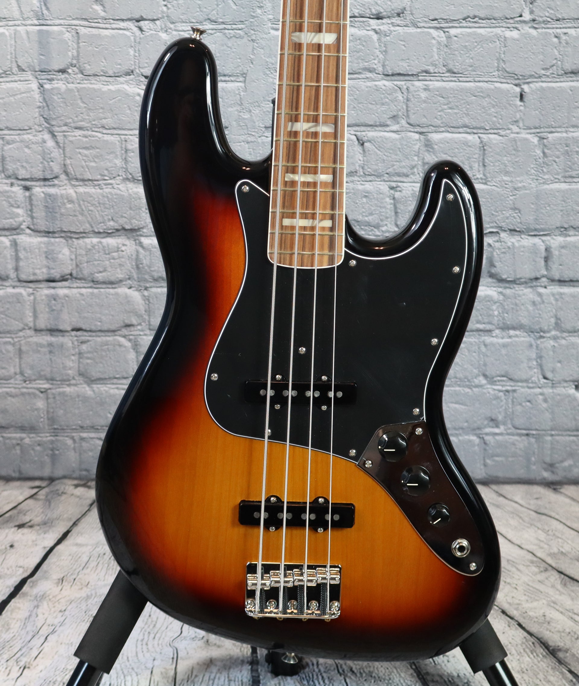 Fender Vintera 70s Jazz Bass-3 Tone Sunburst