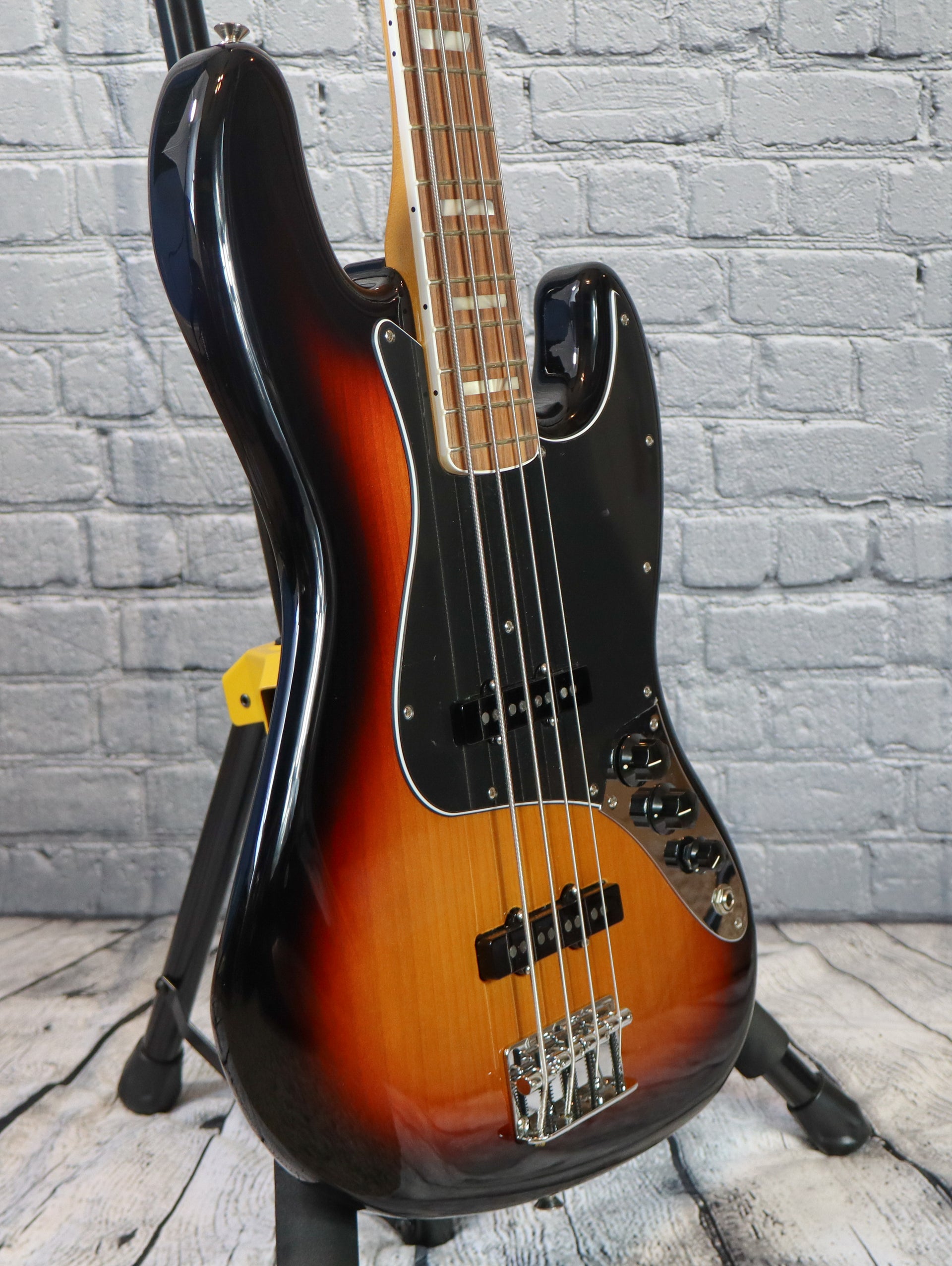 Fender Vintera 70s Jazz Bass-3 Tone Sunburst
