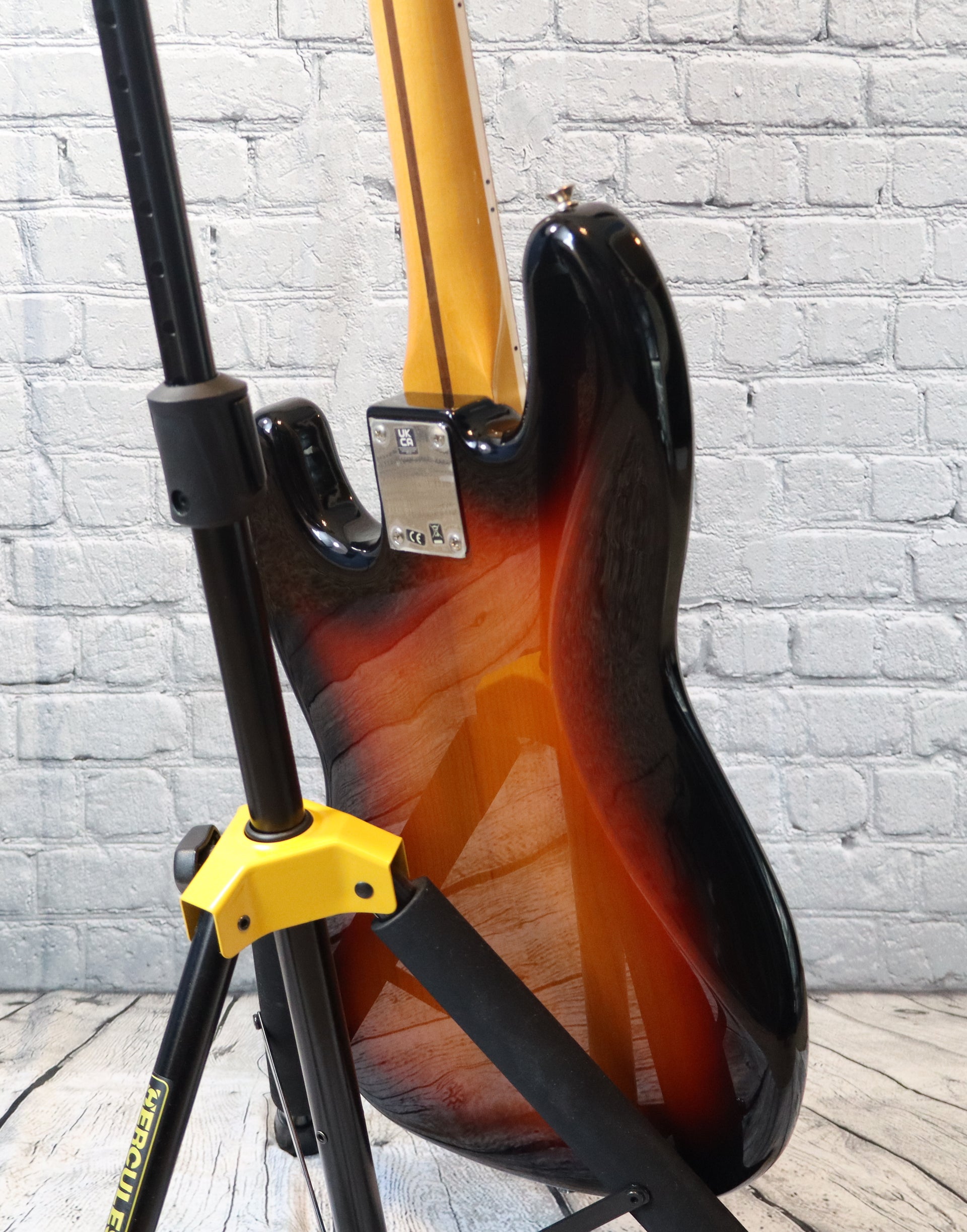 Fender Vintera 70s Jazz Bass-3 Tone Sunburst