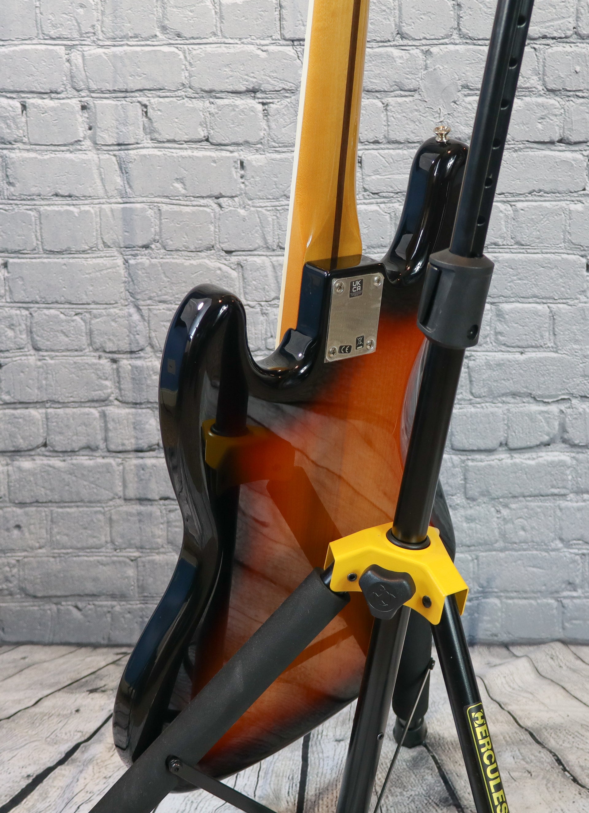 Fender Vintera 70s Jazz Bass-3 Tone Sunburst