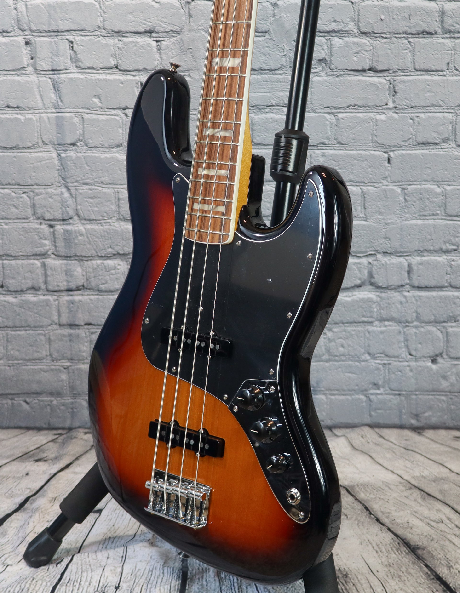 Fender Vintera 70s Jazz Bass-3 Tone Sunburst