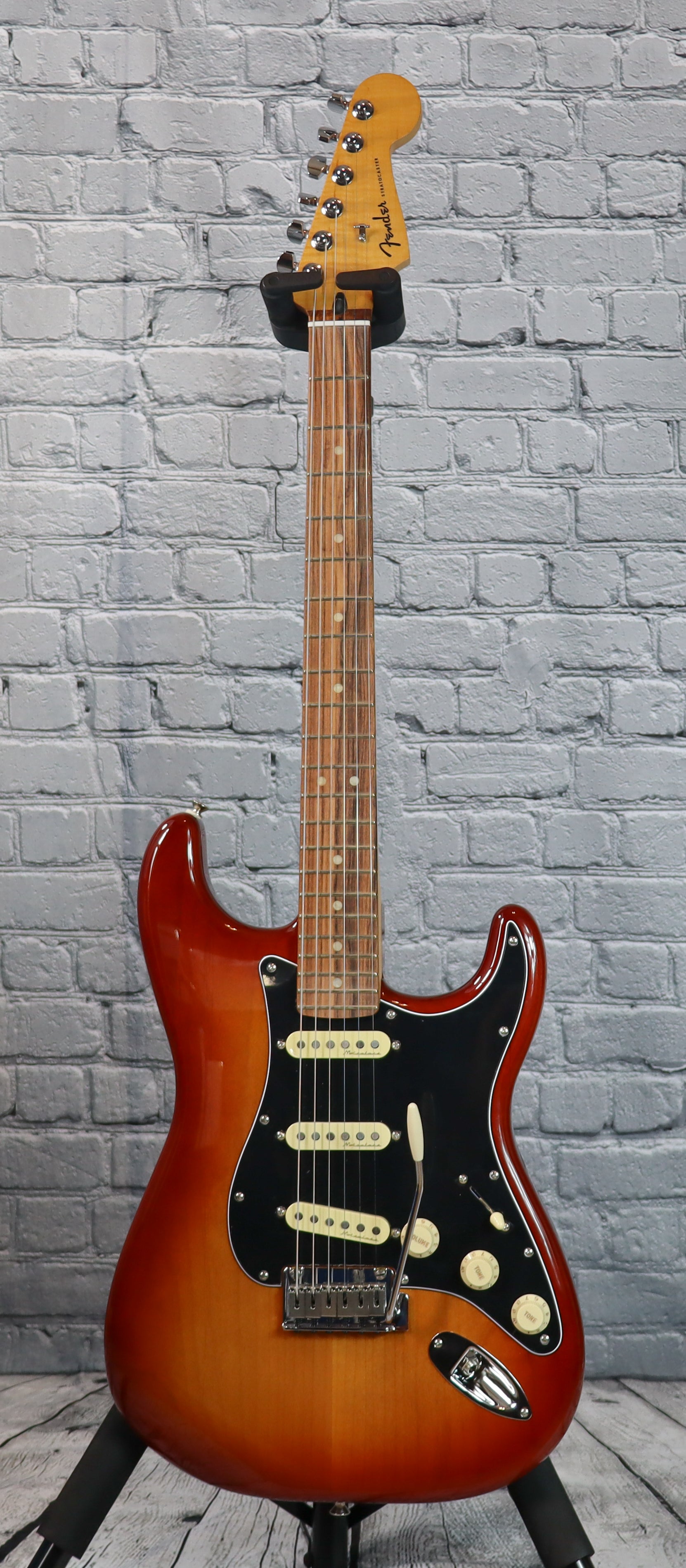 Fender Player Plus Stratocaster-Sienna Sunburst