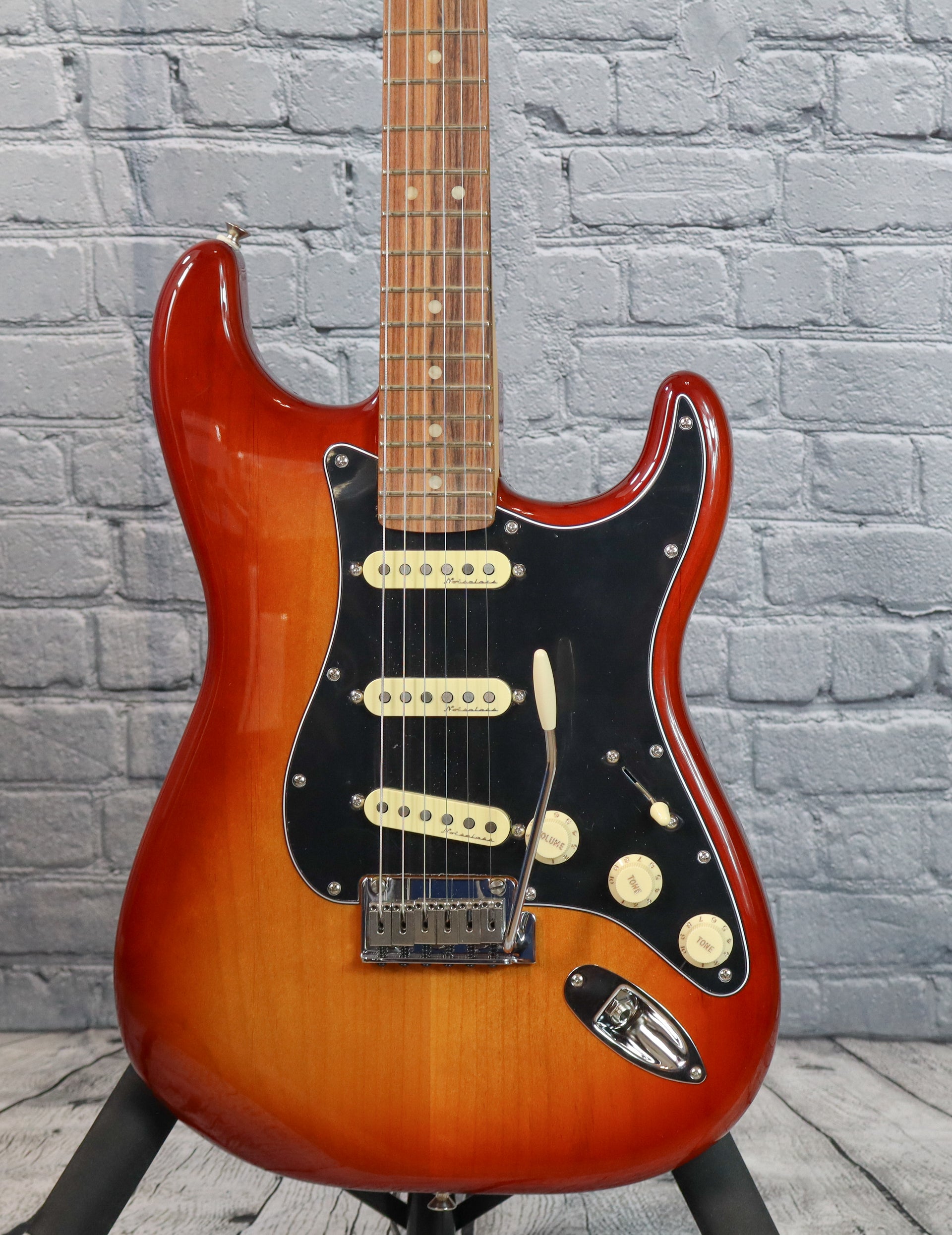 Fender Player Plus Stratocaster-Sienna Sunburst