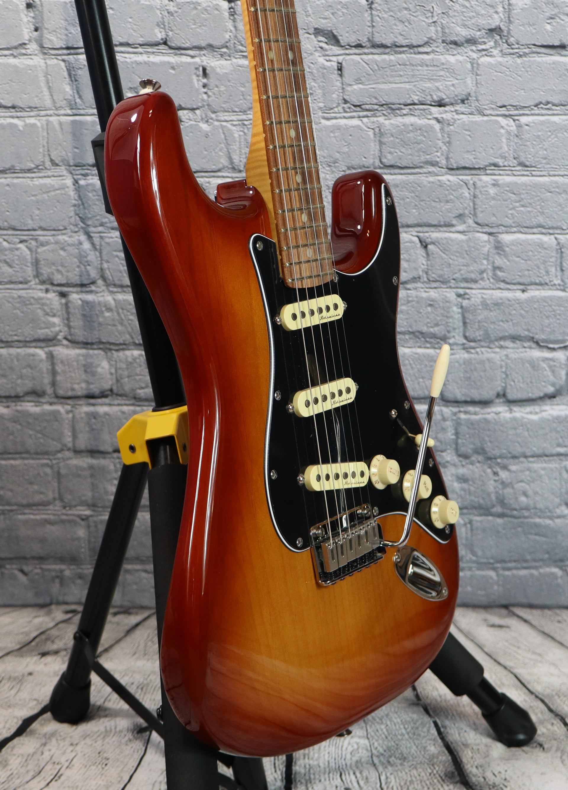 Fender Player Plus Stratocaster-Sienna Sunburst