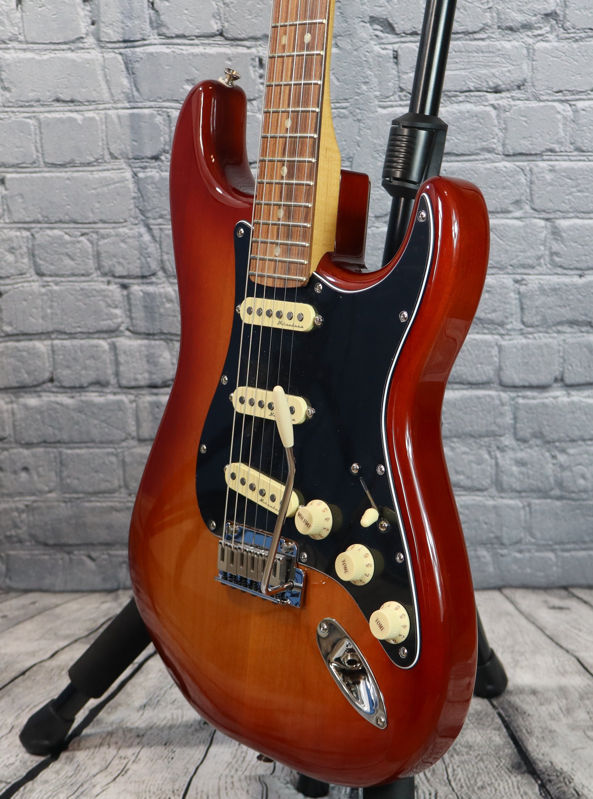 Fender Player Plus Stratocaster-Sienna Sunburst