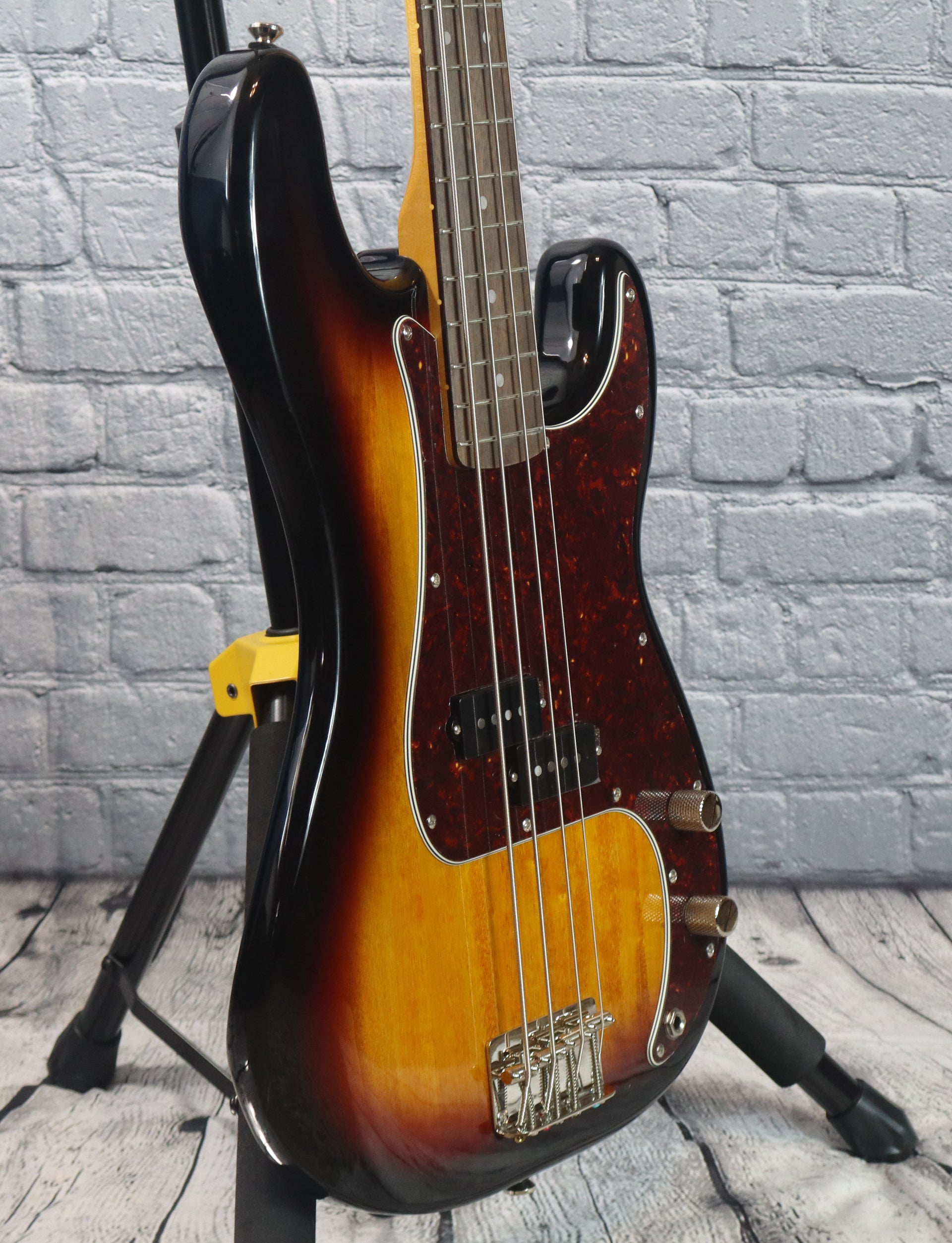 Squier Classic Vibe '60s Precision Bass - 3-Tone Sunburst