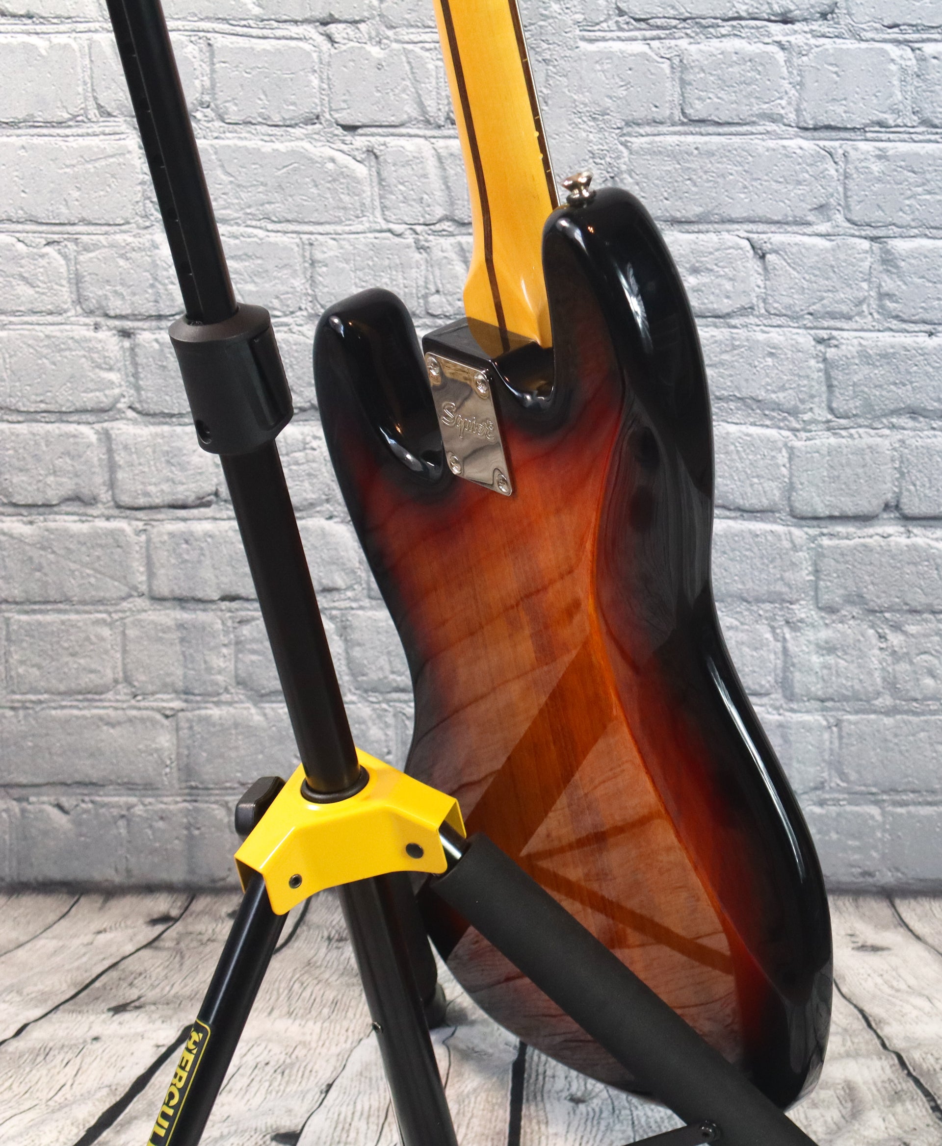 Squier Classic Vibe 60s Jazz Bass Fretless-3 Tone Sunburst