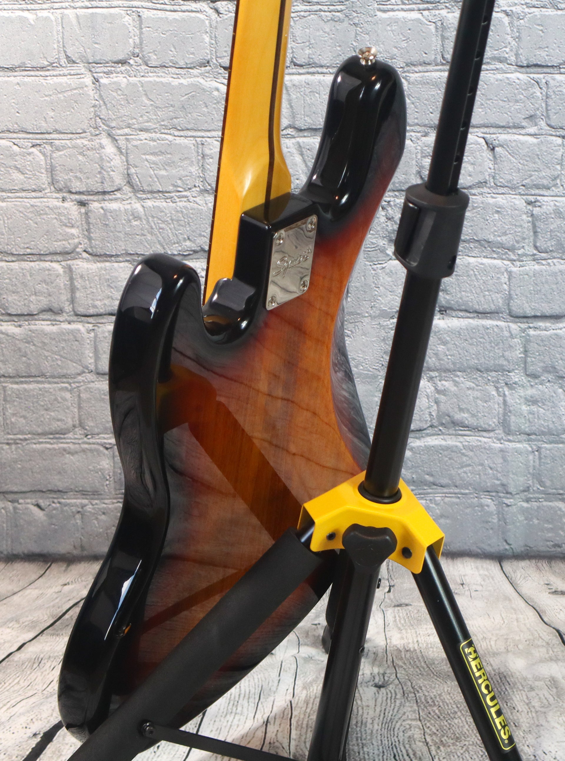 Squier Classic Vibe 60s Jazz Bass Fretless-3 Tone Sunburst
