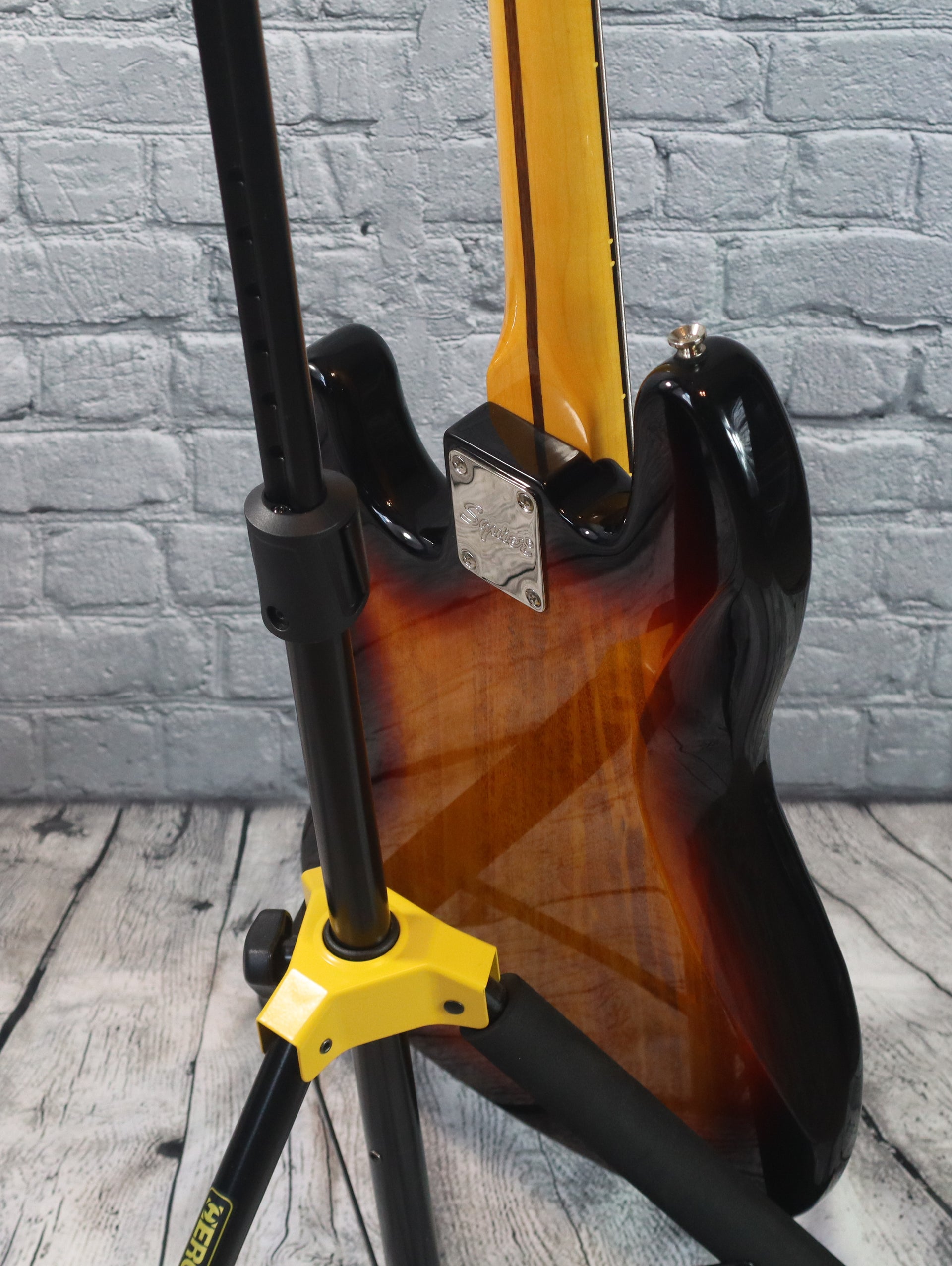 Squier Classic Vibe 70s Jazz Bass-3 Tone Sunburst