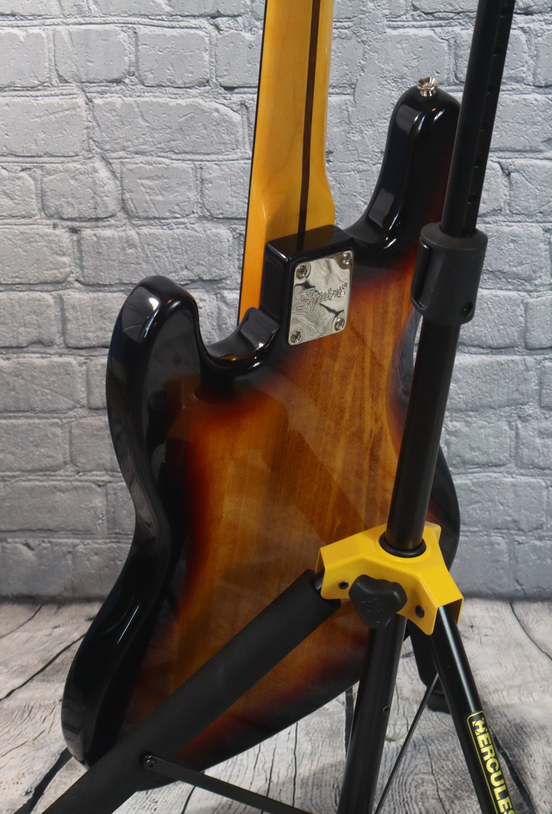Squier Classic Vibe 70s Jazz Bass-3 Tone Sunburst