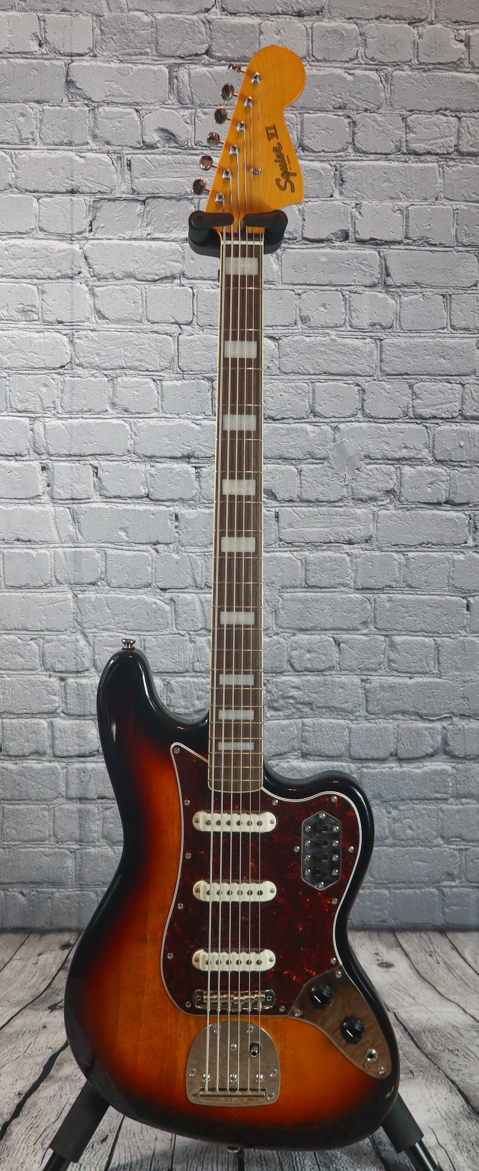 Squier Classic Vibe Bass VI-3 Tone Sunburst