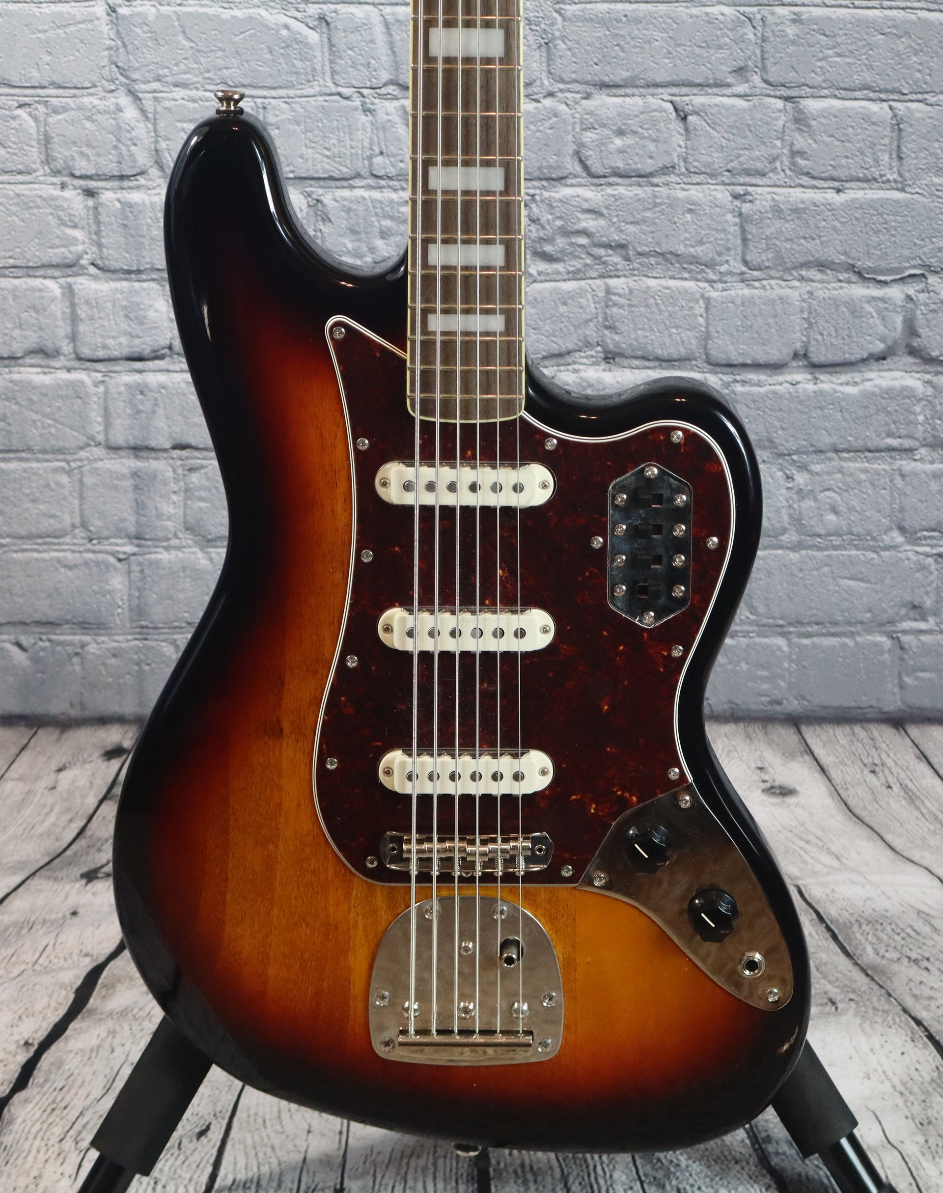 Squier Classic Vibe Bass VI-3 Tone Sunburst