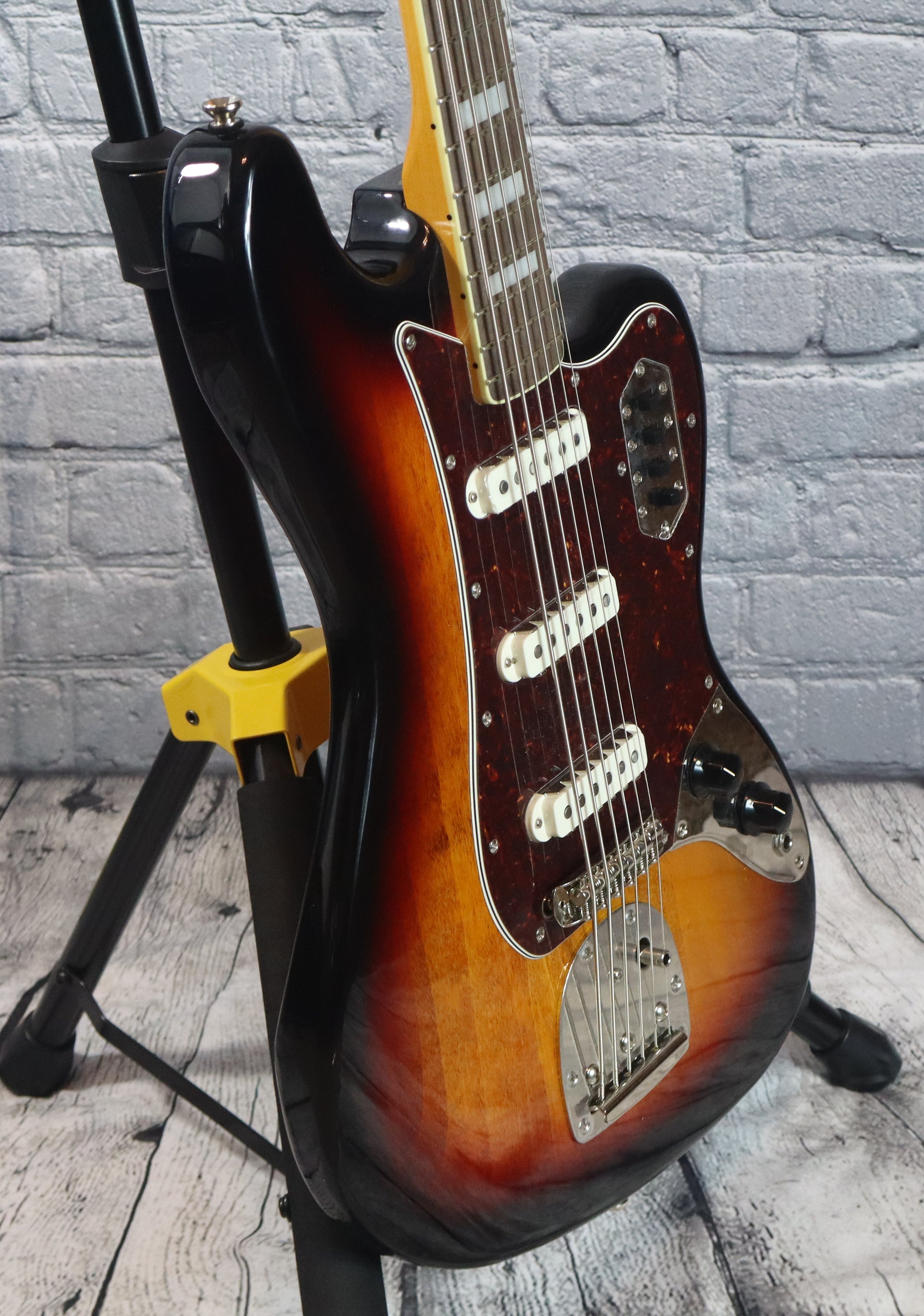 Squier Classic Vibe Bass VI-3 Tone Sunburst