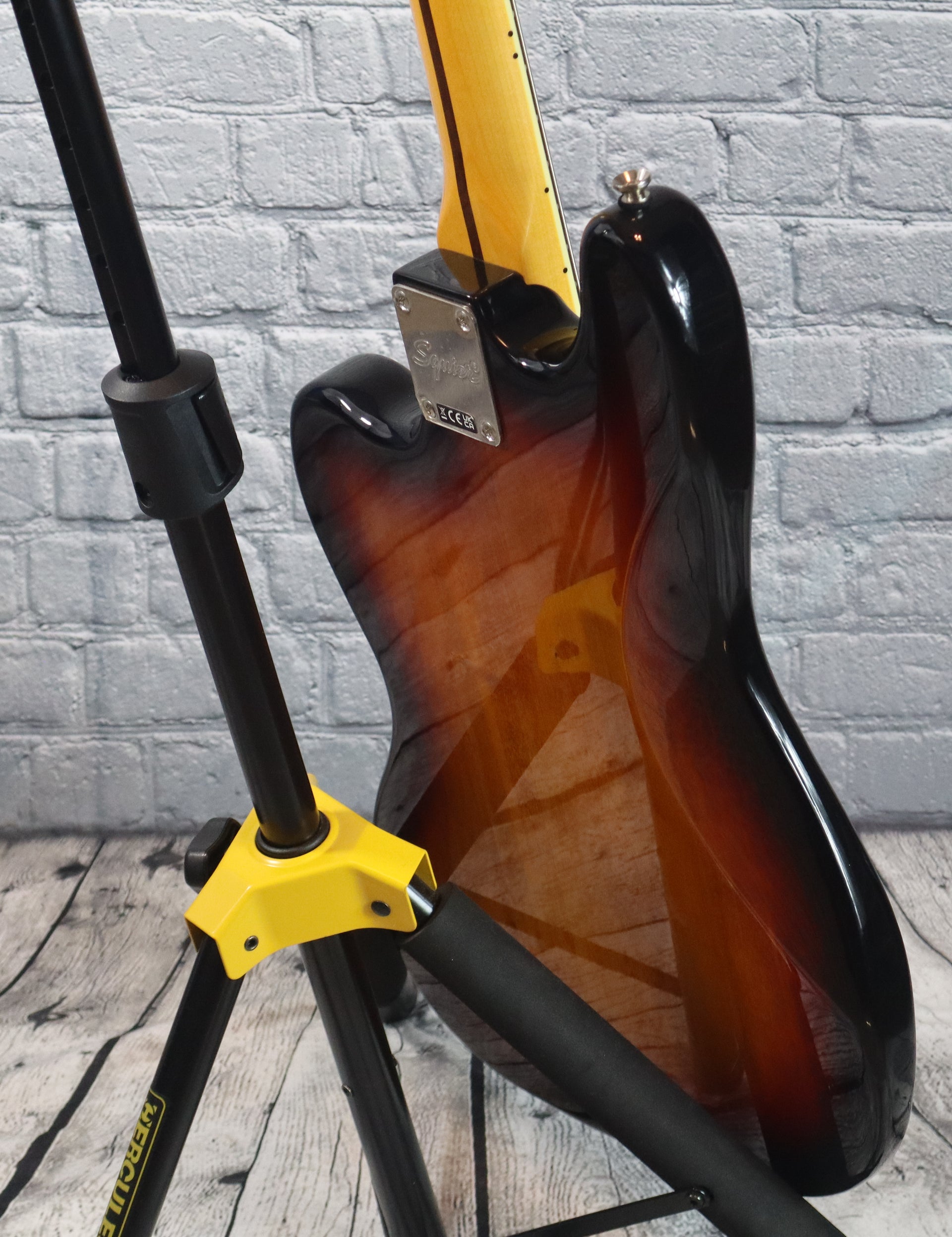 Squier Classic Vibe Bass VI-3 Tone Sunburst