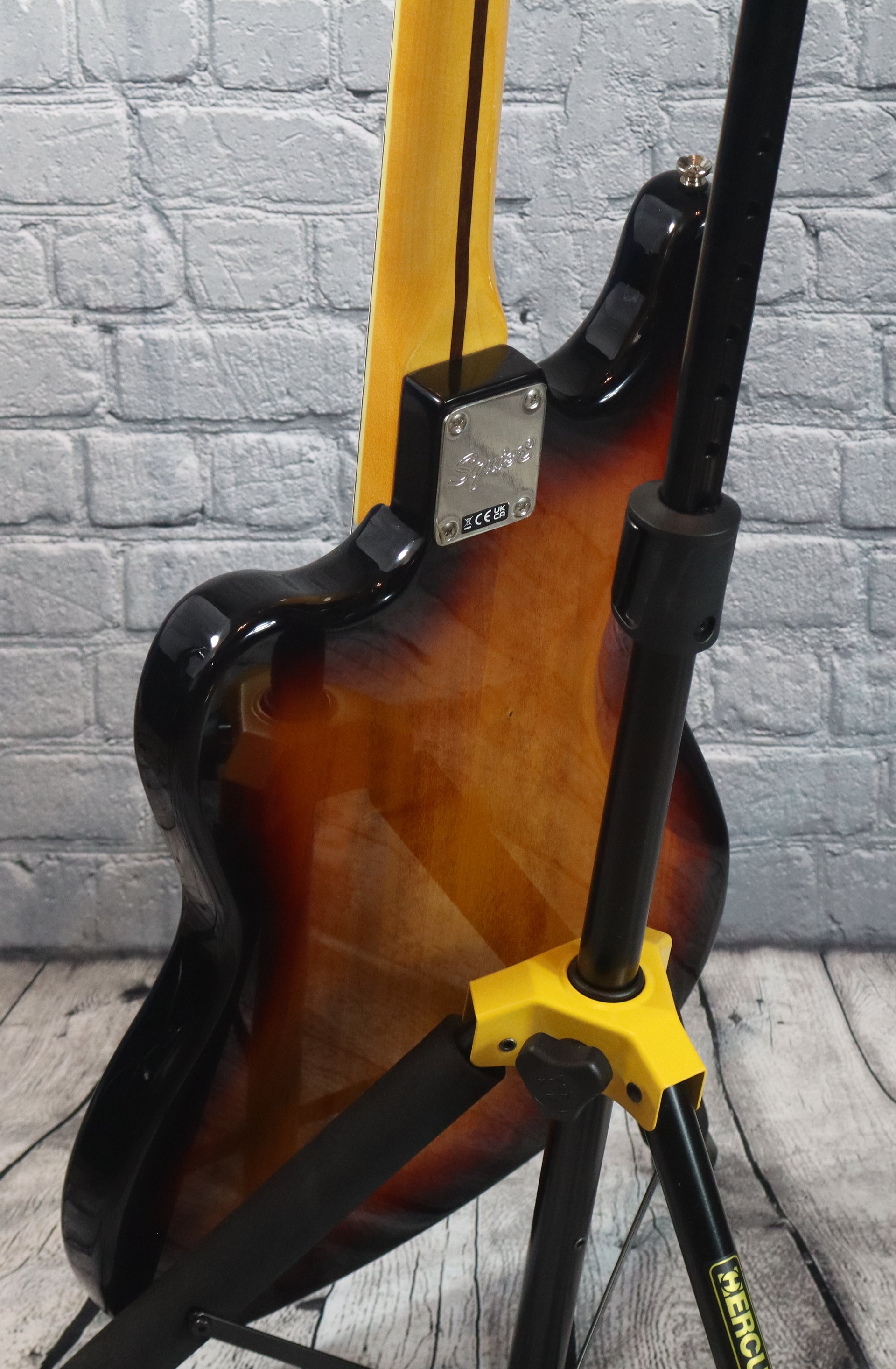 Squier Classic Vibe Bass VI-3 Tone Sunburst