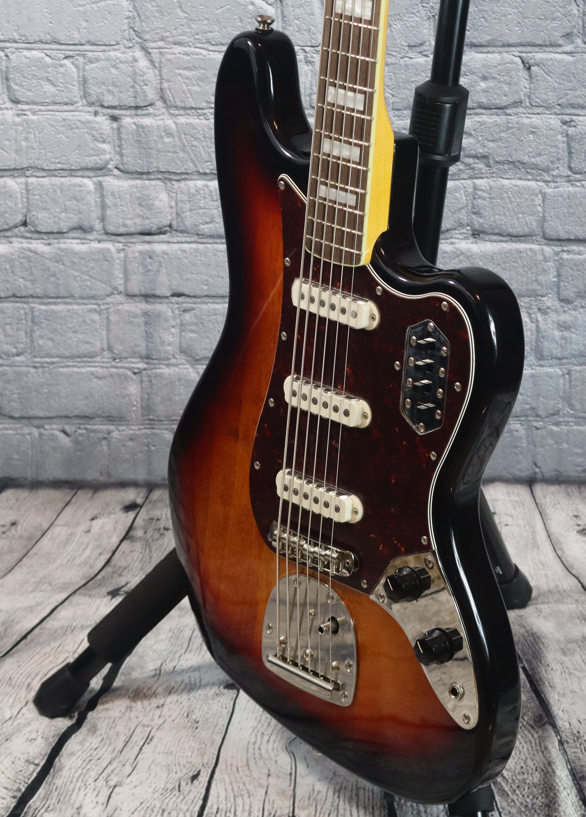 Squier Classic Vibe Bass VI-3 Tone Sunburst