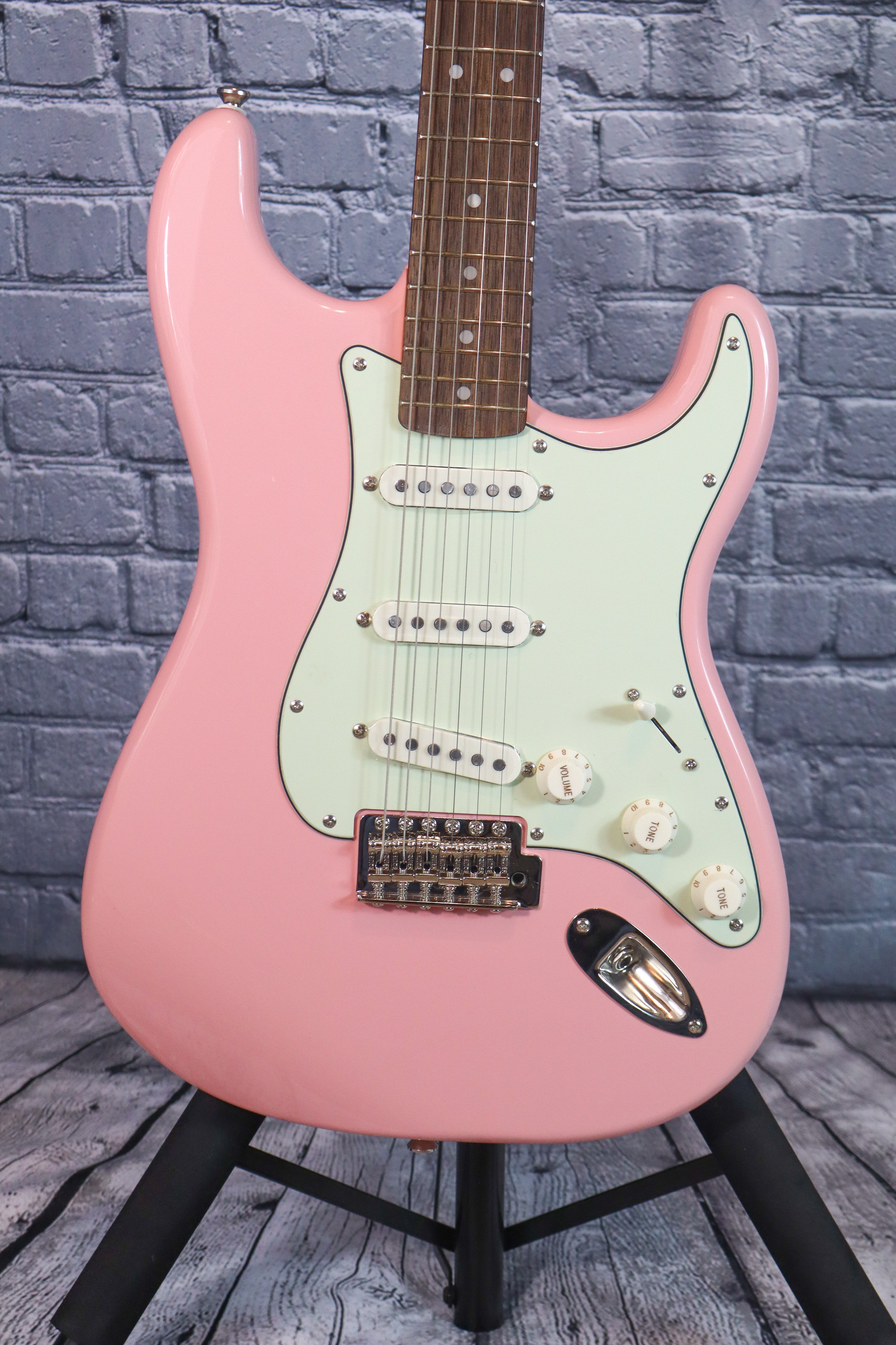 Squier FSR Classic Vibe 60s Stratocaster-Shell Pink – Maggie's