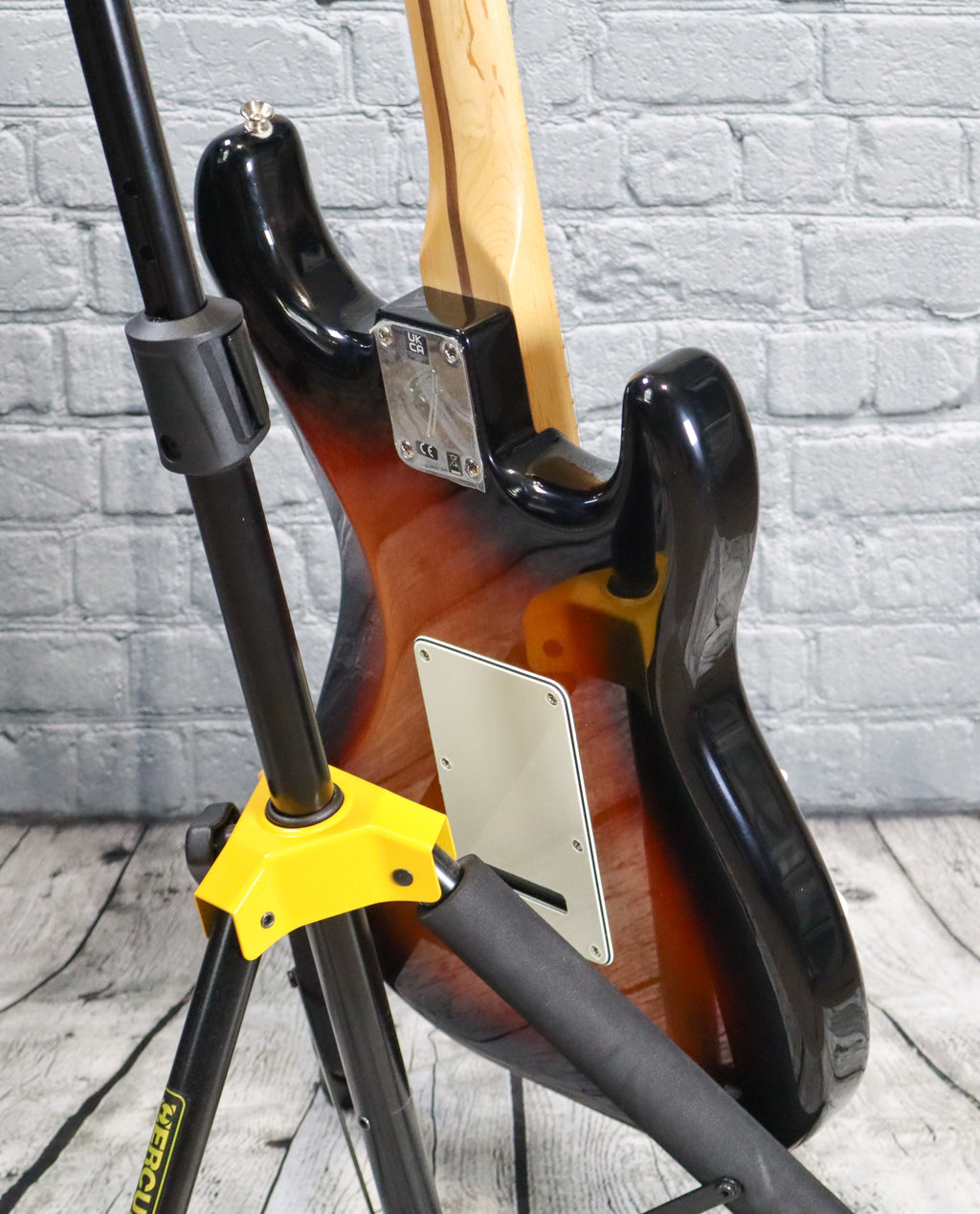 Fender Player Stratocaster Left Handed-3 Tone Sunburst