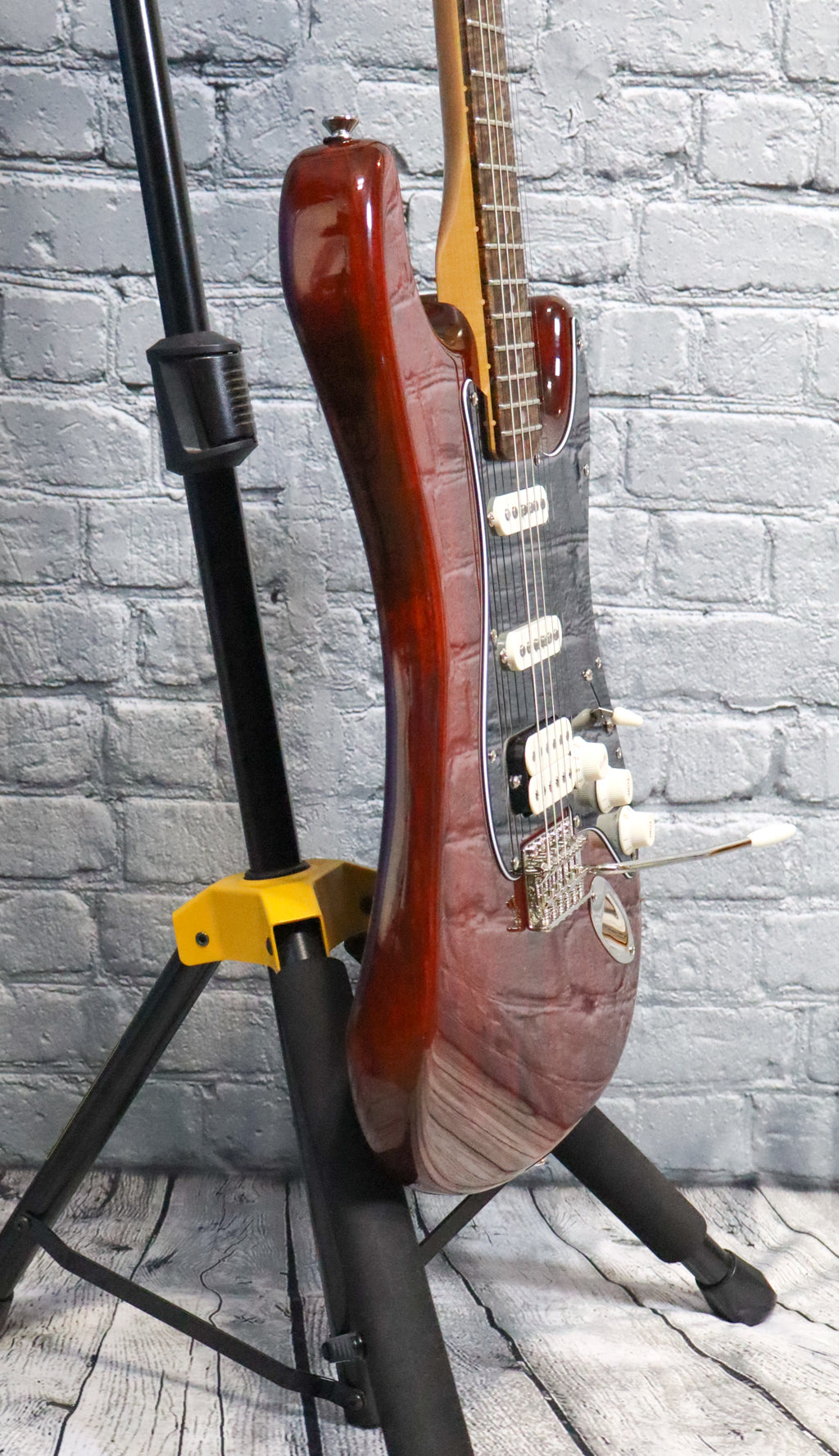 Squier Classic Vibe 70s Stratocaster HSS-Walnut