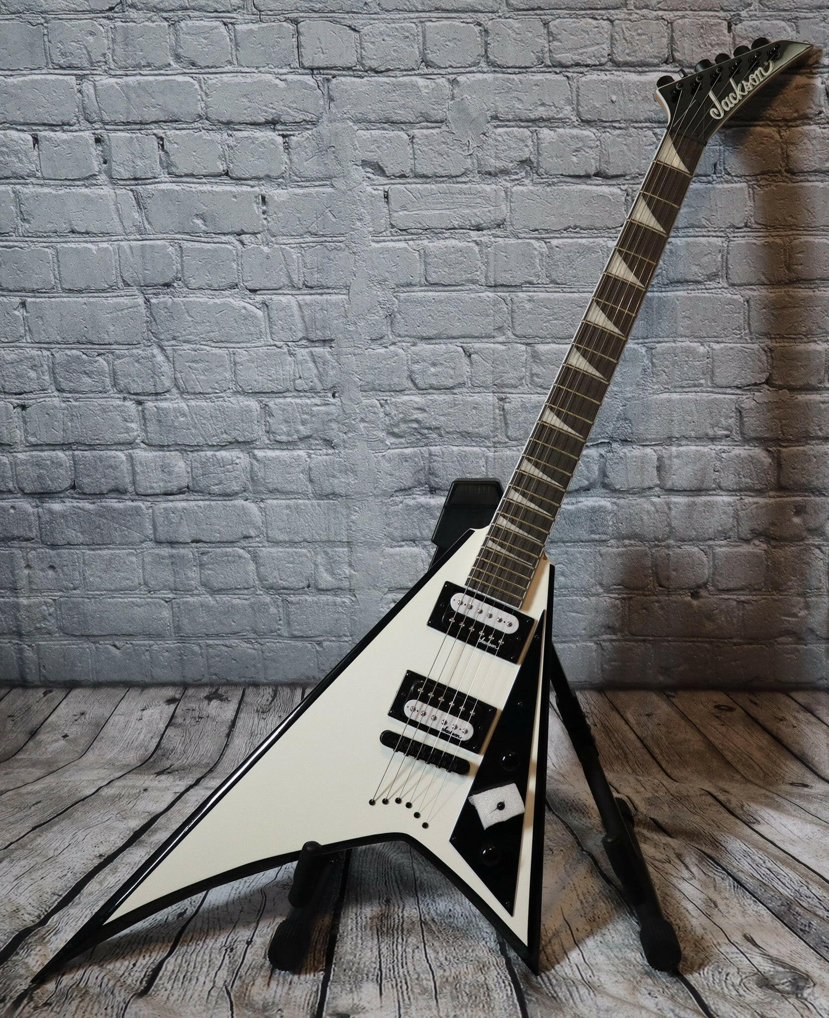 Jackson JS32T Rhoads electric guitar-white w/black bevels.