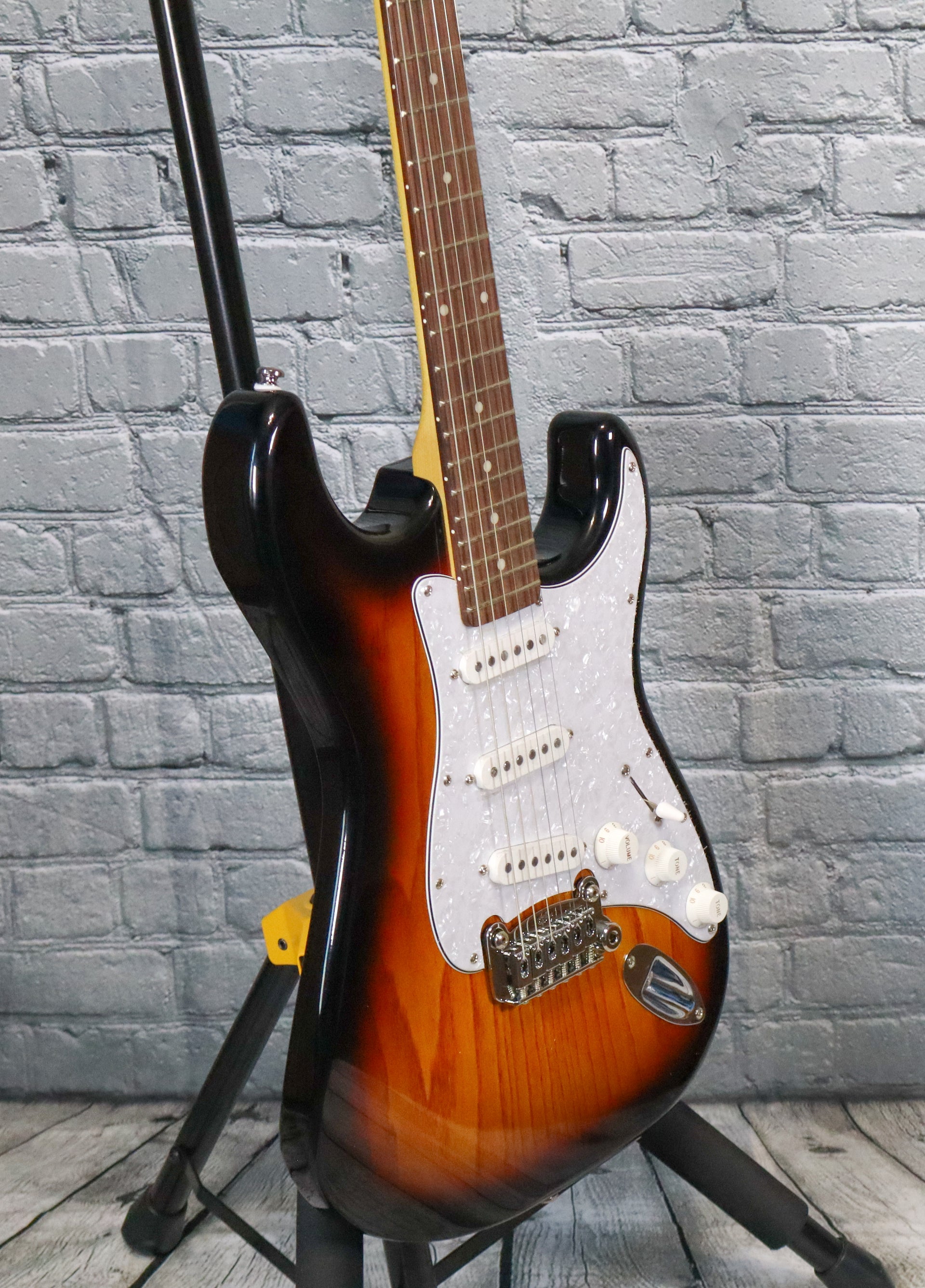G&L Tribute Legacy Electric Guitar-3 Tone Sunburst