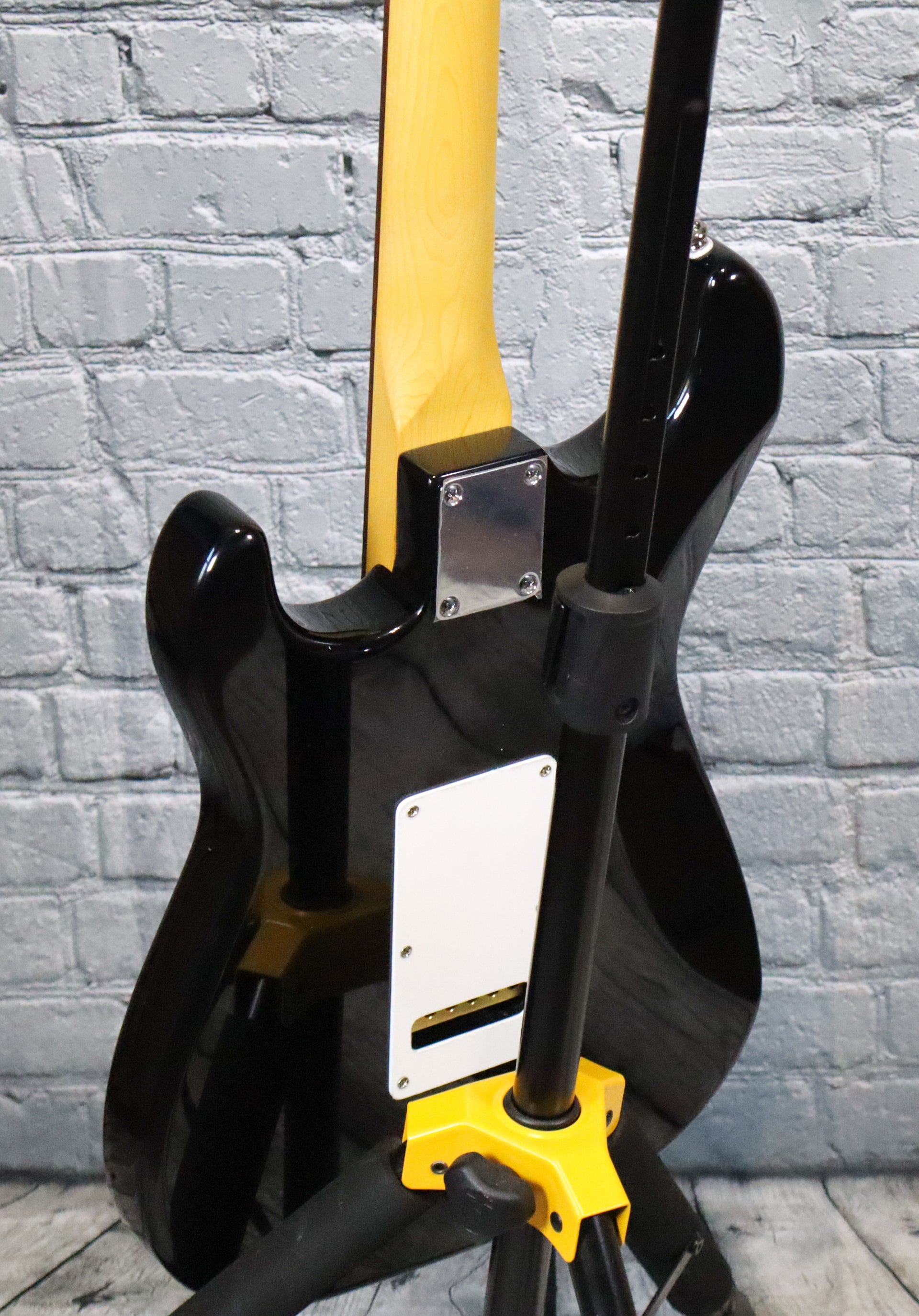 G&L Tribute Legacy Electric Guitar-3 Tone Sunburst