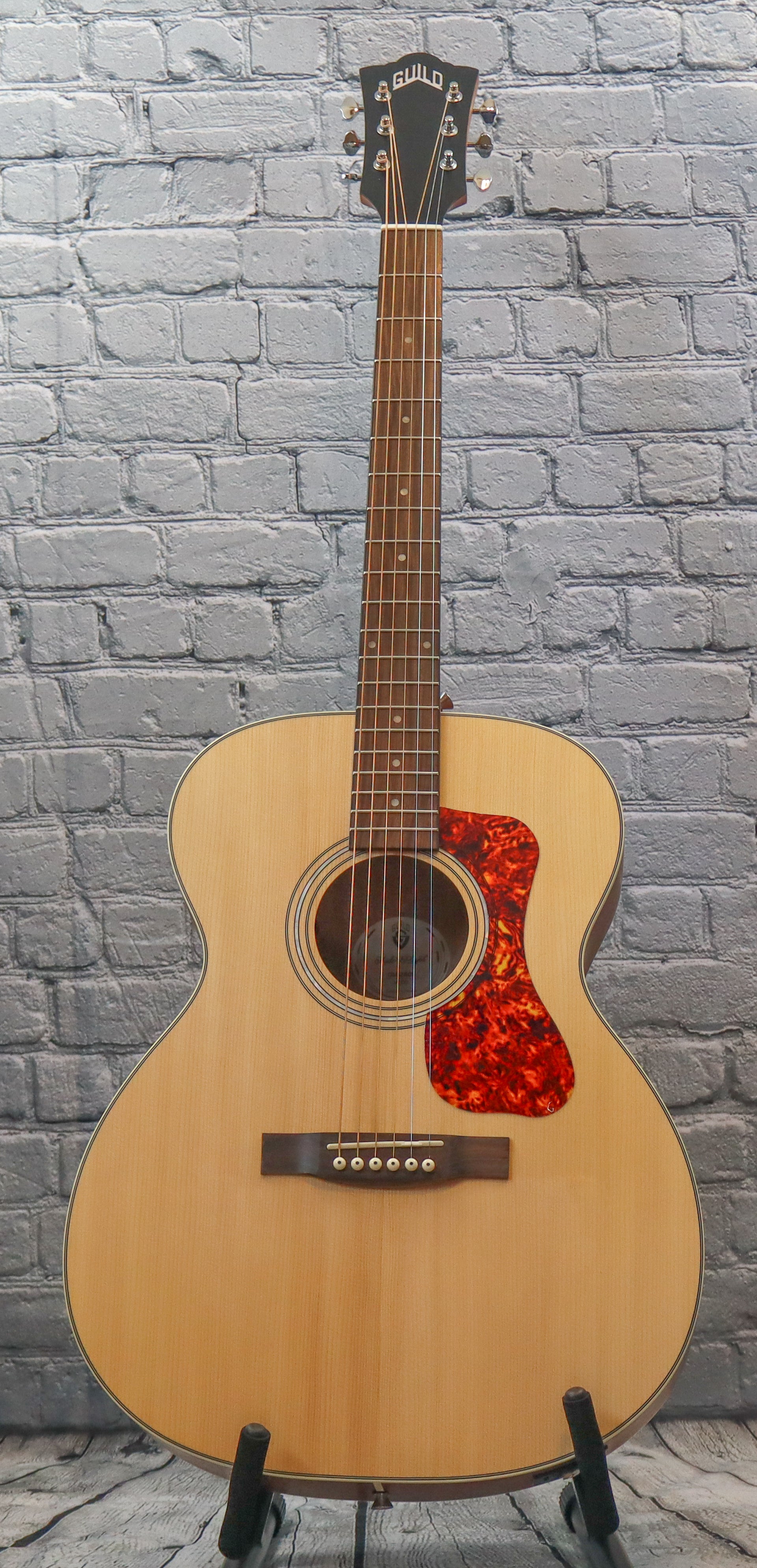 Guild OM-240E acoustic/electric guitar-natural