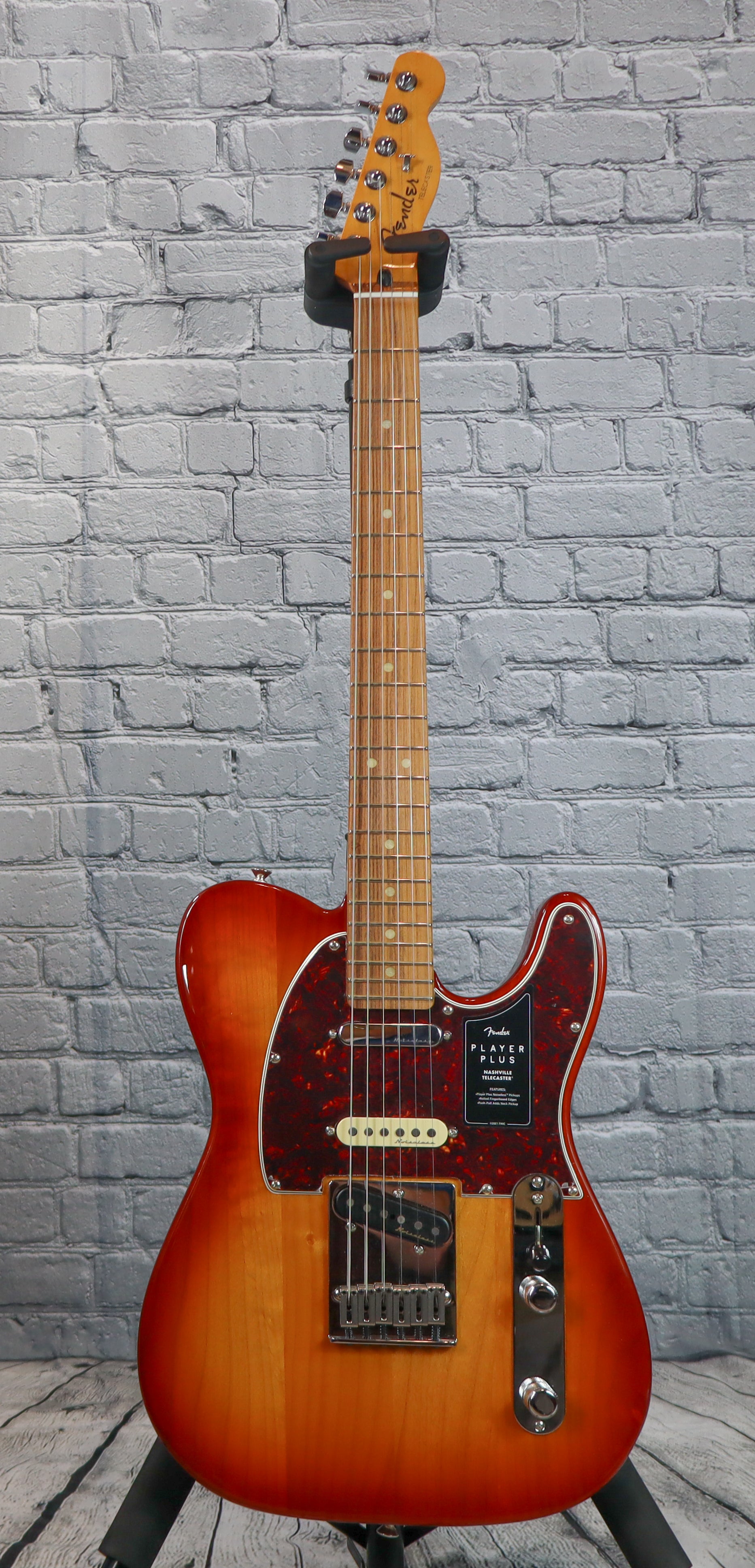 Fender Player Plus Nashville Telecaster-Sienna Sunburst