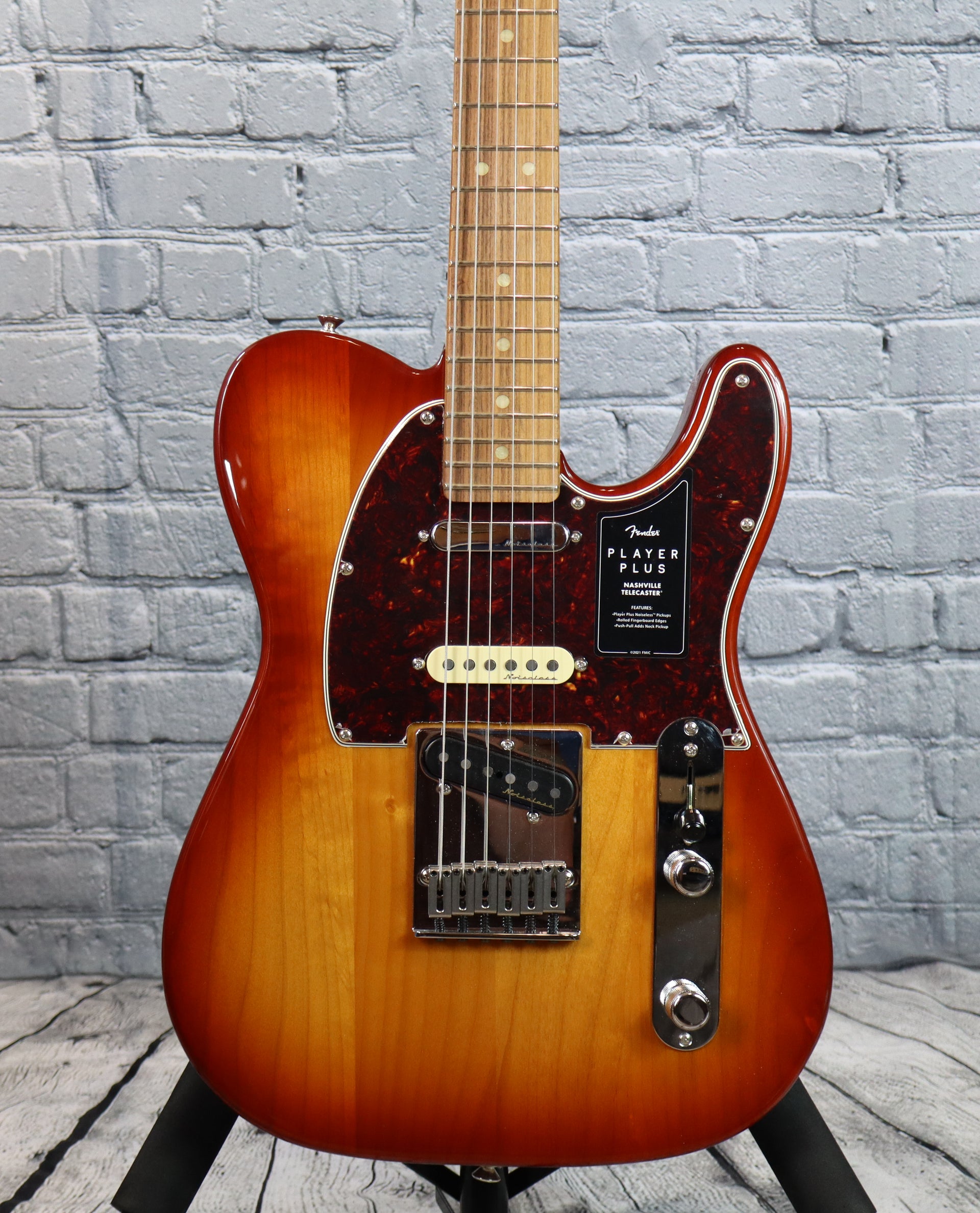 Fender Player Plus Nashville Telecaster-Sienna Sunburst