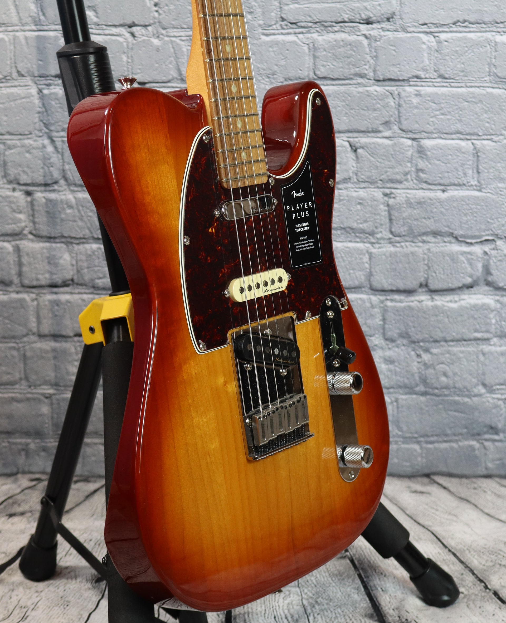 Fender Player Plus Nashville Telecaster-Sienna Sunburst