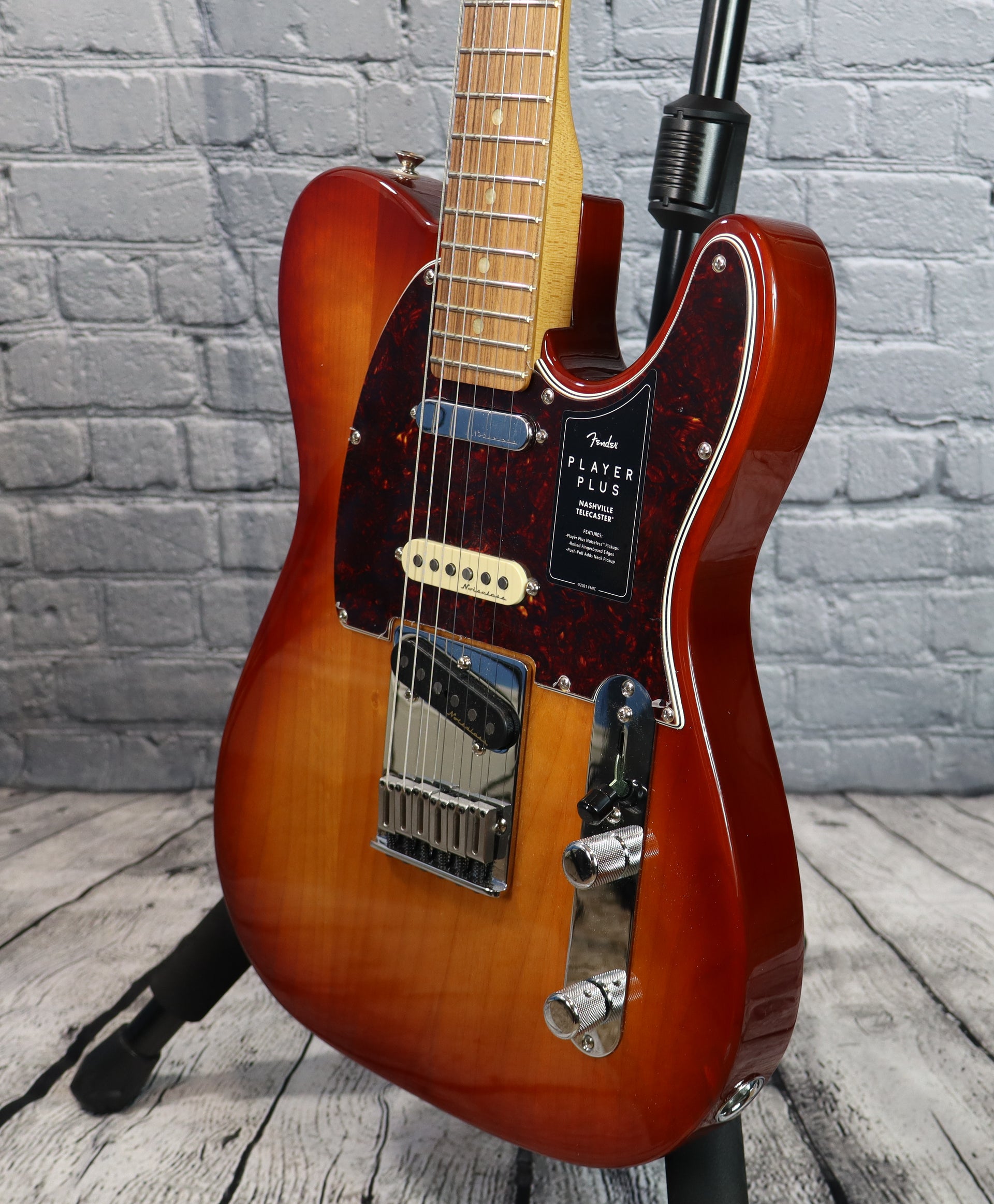 Fender Player Plus Nashville Telecaster-Sienna Sunburst