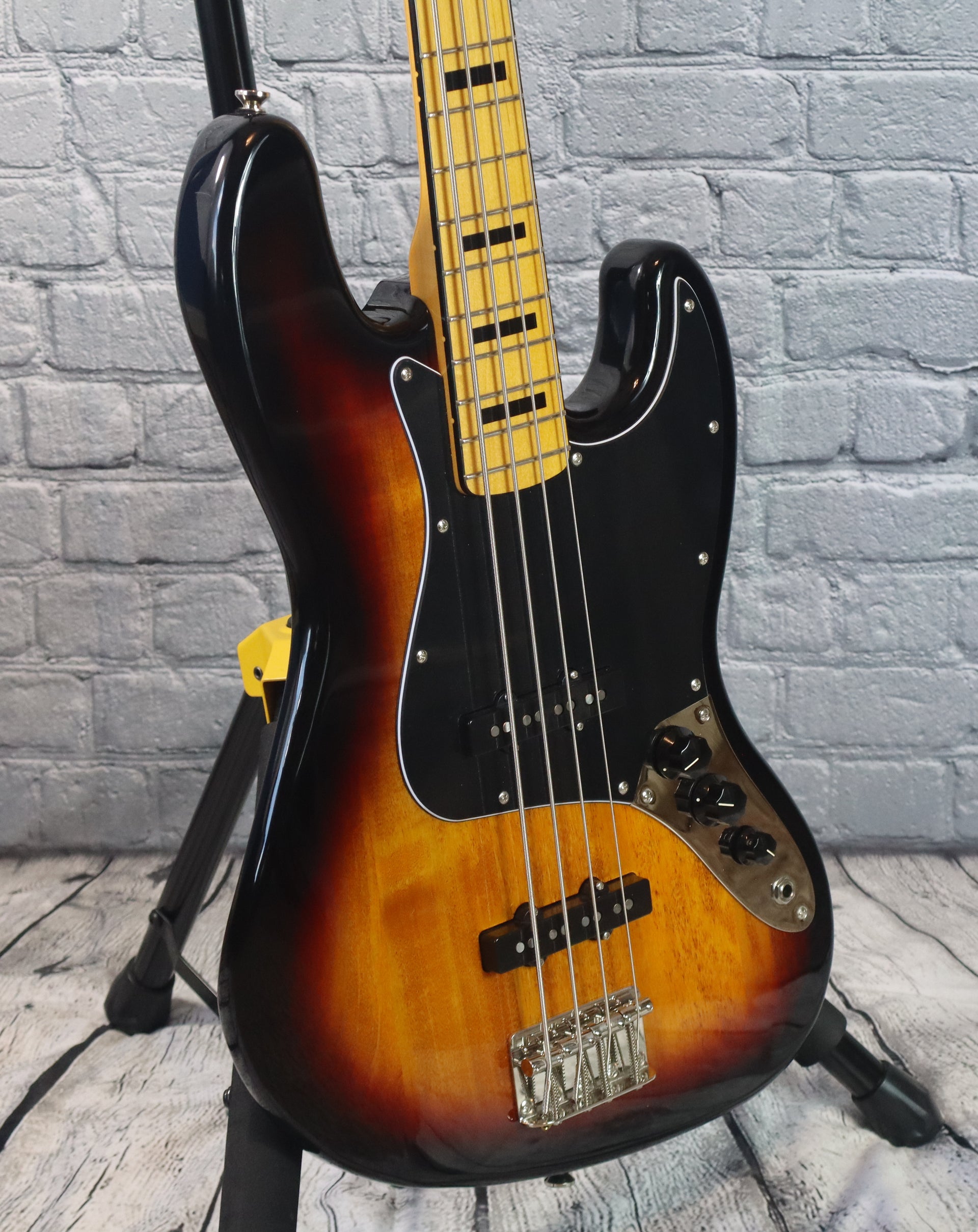 Squier Classic Vibe 70s Jazz Bass-3 Tone Sunburst