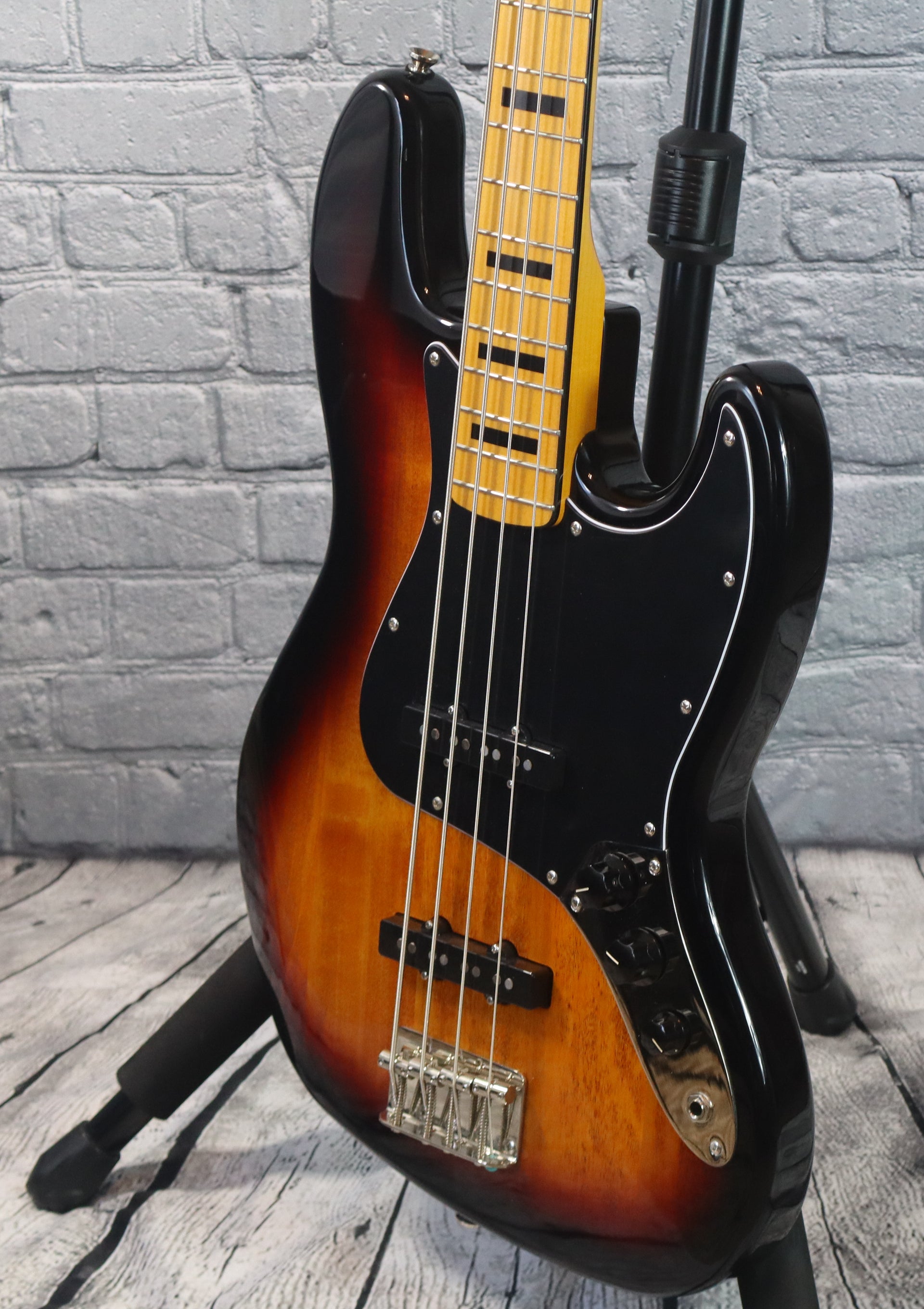 Squier Classic Vibe 70s Jazz Bass-3 Tone Sunburst